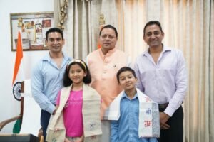 मुख्यमंत्री धामी से मिले माउंट किलिमंजारो विजेता रियांश और प्रिशा। WWW.JANSWAR.COM