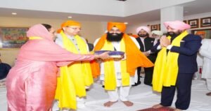 लोक भवन में तीन दिवसीय अखण्ड पाठ का हुआ समापन, राज्यपाल और मुख्यमंत्री ने ग्रहण किया प्रसाद। WWW.JANSWAR.COM
