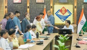 फरियादियों की समस्याओं पर डीएम सख्त,120 शिकायतों के त्वरित निस्तारण के निर्देश। WWW.JANSWAR.COM