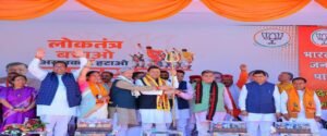 श्रीनगर में ‘लोकतंत्र बचाओ,अराजकता हटाओ’पदयात्रा के बाद ऐतिहासिक जनसभा,उमड़ा जनसैलाब। WWW.JANSWAR.COM