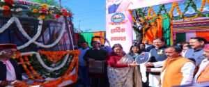 श्रीनगर में मुख्यमंत्री के स्वागत को सड़कों पर उमड़ा जनसैलाब, करोड़ों के विकास कार्यों की सौगात। WWW.JANSWAR.COM