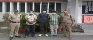 सार्वजनिक मार्ग पर झगड़ा और हुड़दंग करने वाले तीन लोग हिरासत में। WWW.JANSWAR.COM
