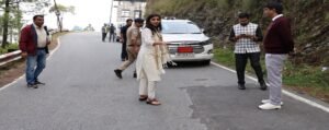 मुख्यमंत्री के निर्देश पर गड्ढामुक्त होंगी सड़कें, जिलाधिकारी ने किया मरम्मत कार्यों का निरीक्षण। WWW.JANSWAR.COM