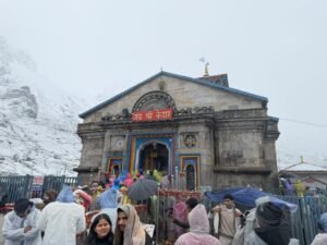 बर्फबारी के बीच भी बाबा केदारनाथ के दर्शन को उमड़ रहे श्रद्धालु। WWW.JANSWAR.COM